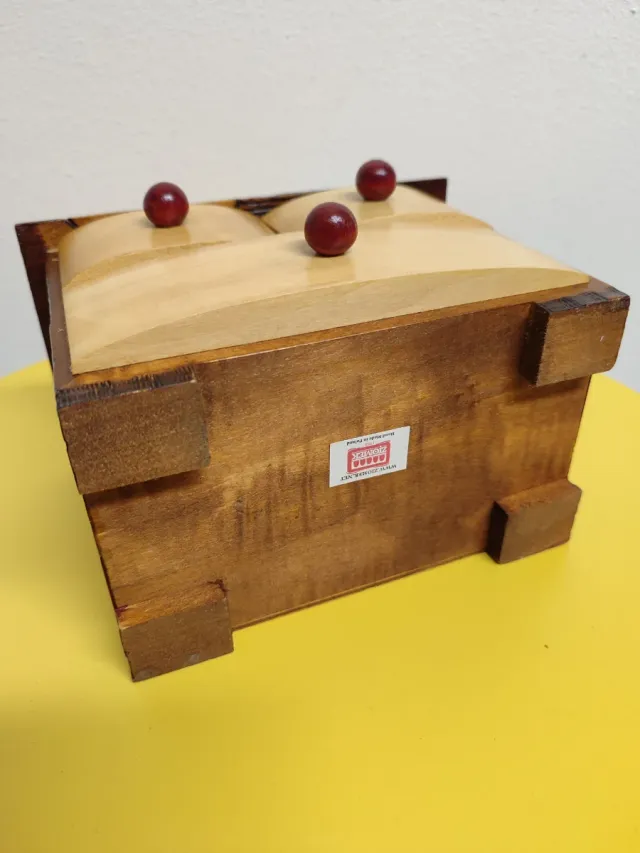 Portagioie in legno decorato.