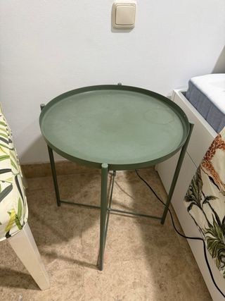 Due tavolini ausiliari rotondi in metallo verde 2x50€