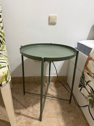 Due tavolini ausiliari rotondi in metallo verde 2x50€