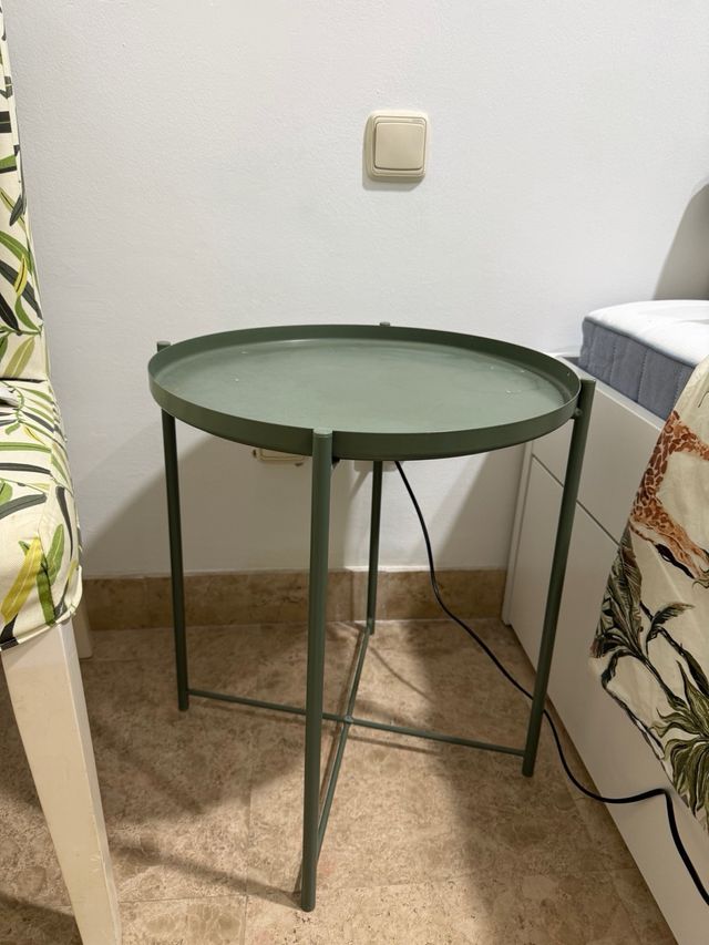 Duas mesas auxiliares redondas verdes de metal 2x50€