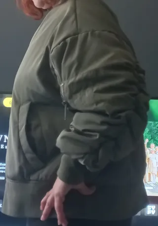 Cazadora bomber verde mujer corta