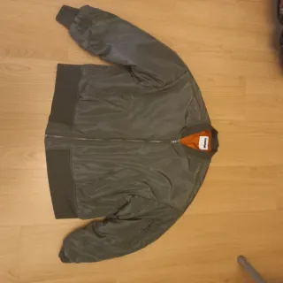 Cazadora bomber verde mujer corta