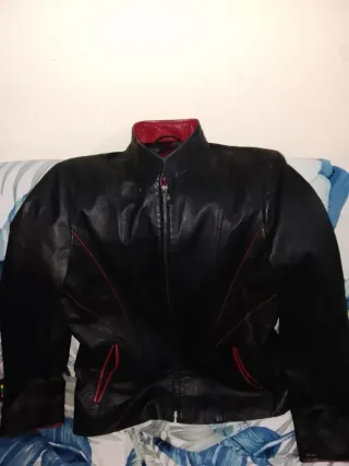 Cazadora de cuero mujer negra y roja