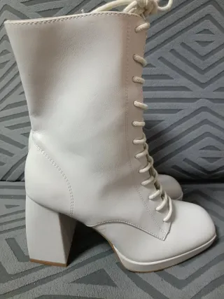 Botines de mujer blancos con cordones puesto 1 vez