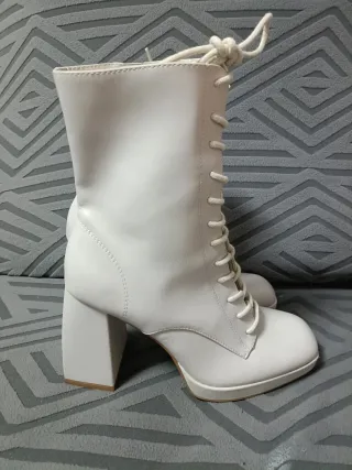 Botines de mujer blancos con cordones puesto 1 vez