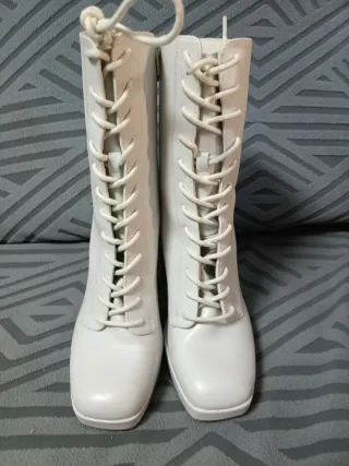 Botines de mujer blancos con cordones puesto 1 vez