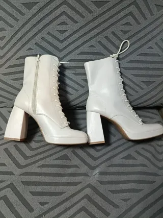 Botines de mujer blancos con cordones puesto 1 vez