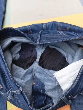 Lote 2 pantalones vaqueros Levi's, con desgaste