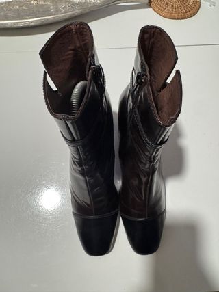 Botines de charol marrones y negros