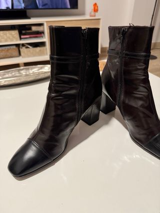 Botines de charol marrones y negros