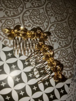 Peinetas doradas con mariposas