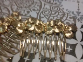 Peinetas doradas con mariposas