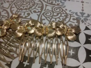 Peinetas doradas con mariposas