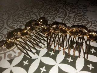 Peinetas doradas con mariposas