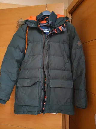 Chaquetón verde con detalles naranja . Calentito