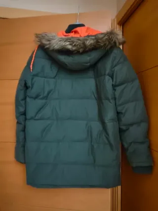Chaquetón verde con detalles naranja . Calentito