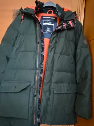 Chaquetón verde con detalles naranja . Calentito