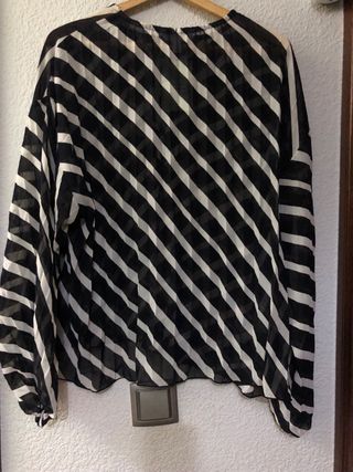 Blusa plisada a rayas. Talla L