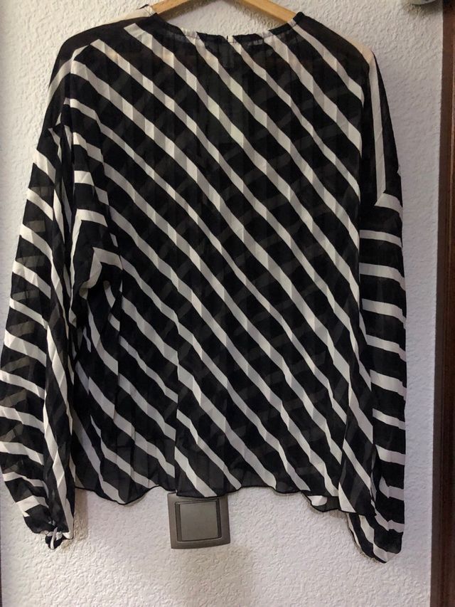 Blusa plisada a rayas. Talla L