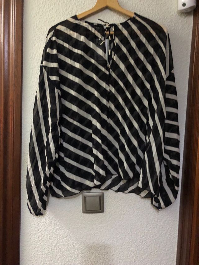 Blusa plisada a rayas. Talla L