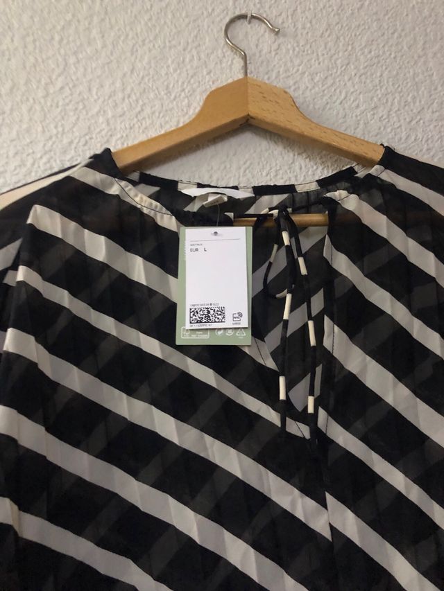 Blusa plisada a rayas. Talla L