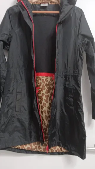 Cortavientos negro con forro estampado