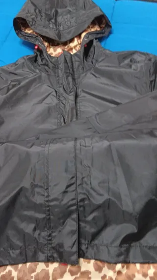 Cortavientos negro con forro estampado