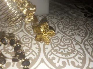 Juego de Joyas Flores Doradas y Negras