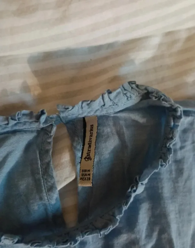 Top azul Stradivarius bordado