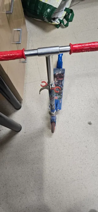 Patinete infantil azul Avengers