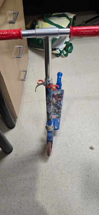 Patinete infantil azul Avengers