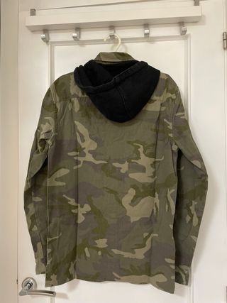 Chaqueta militar camuflaje con capucha