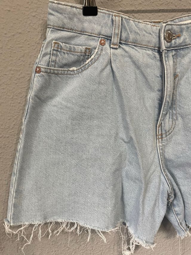 Pantalón corto vaquero desgastado