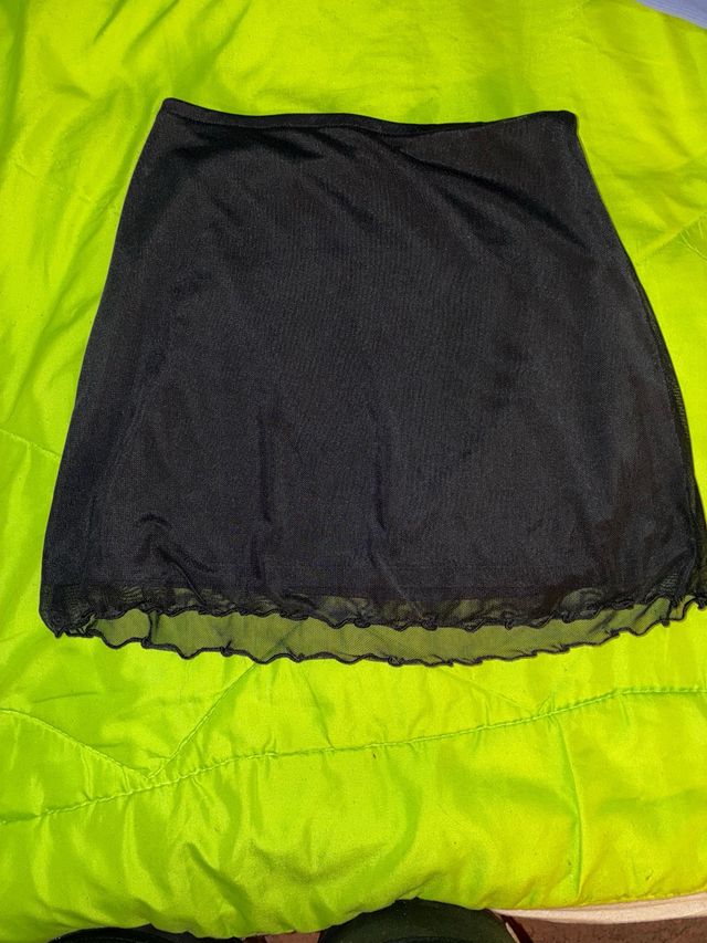 Falda negra corta con volantes