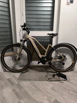 Bicicleta Eléctrica Cube Cross Pro E-Trekking