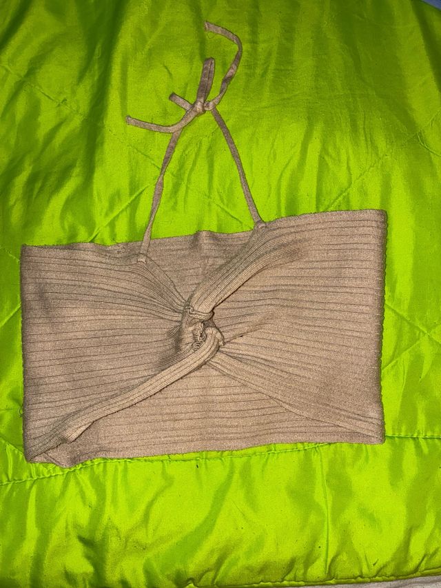 Top beige anudado