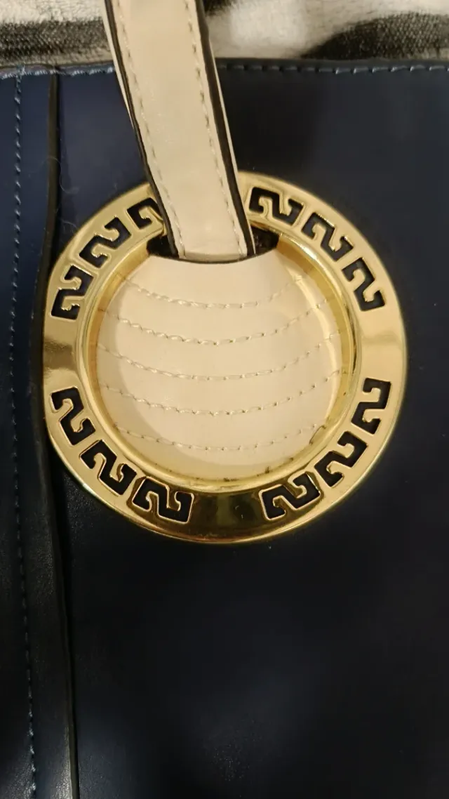 Bolso polipiel azul marino , y dorado.