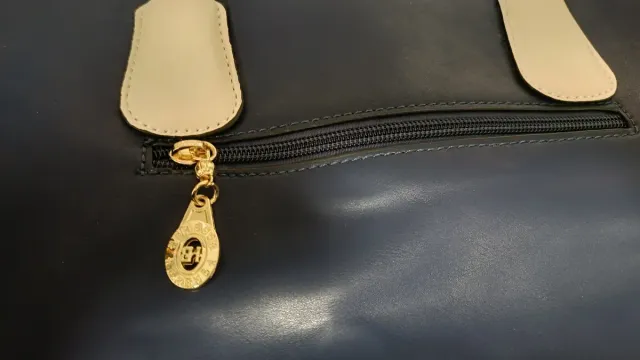 Bolso polipiel azul marino , y dorado.