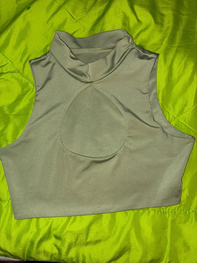 Top verde con cuello alto y abertura