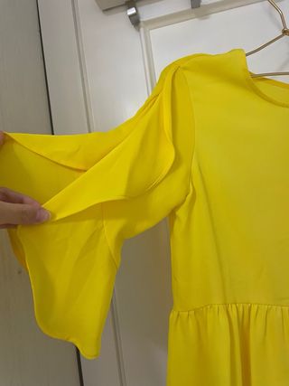 Blusa de Zara amarilla con volante