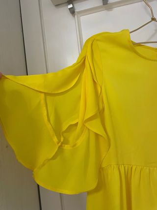 Blusa de Zara amarilla con volante