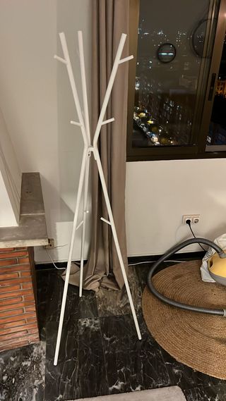 Perchero de pie blanco