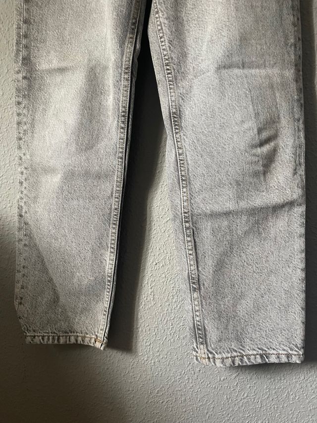 Pantalón Mom Bershka Gris