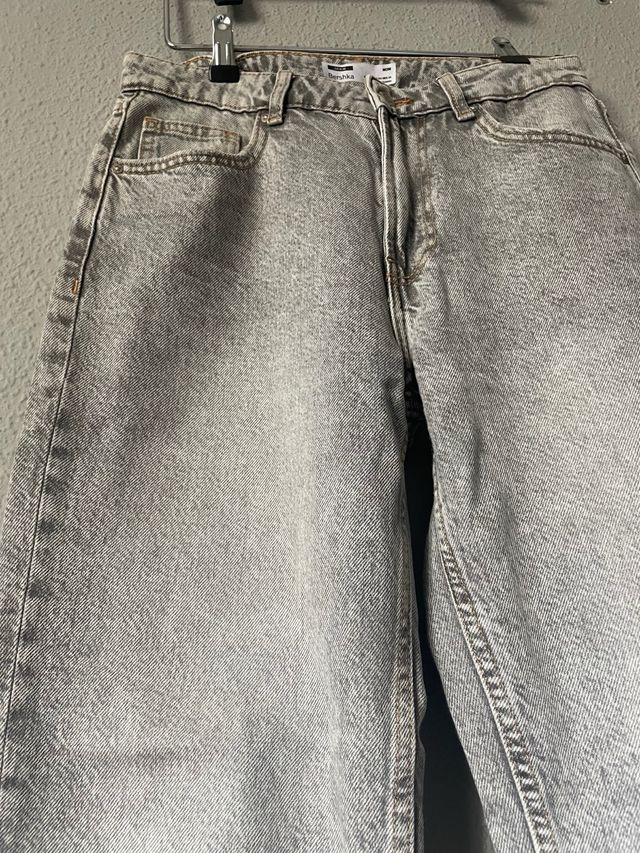 Pantalón Mom Bershka Gris