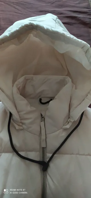 Chaleco largo beige con capucha