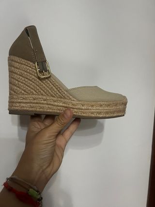 Sandalias cuña beige