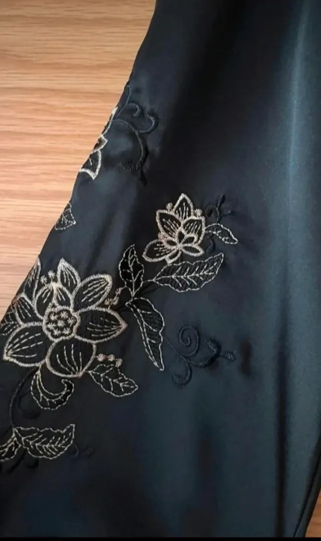 Vestido Zara satinado negro con bordado