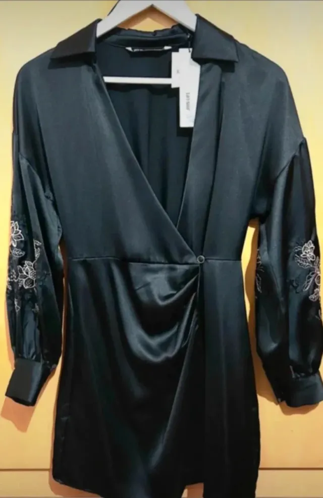 Vestido Zara satinado negro con bordado