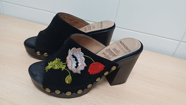 Zuecos Wonders bordados negros
