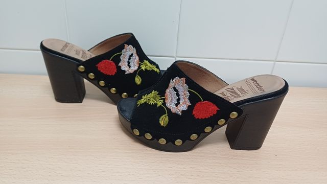 Zuecos Wonders bordados negros